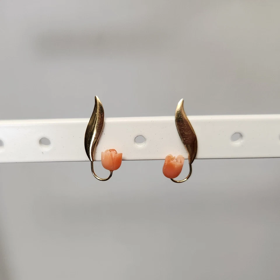 Pendientes de coral tallado en oro amarillo de 14k delicada gota 0,75 pulgadas 0,8 g vintage años 60 Foto 2 de 4