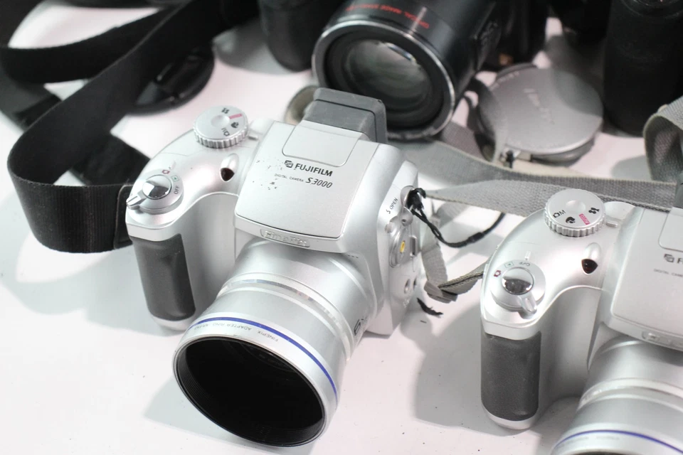 Assorted Vintage Digital Bridge Cameras w/ Some Original Cases Job Lot  - Image 3 of 4