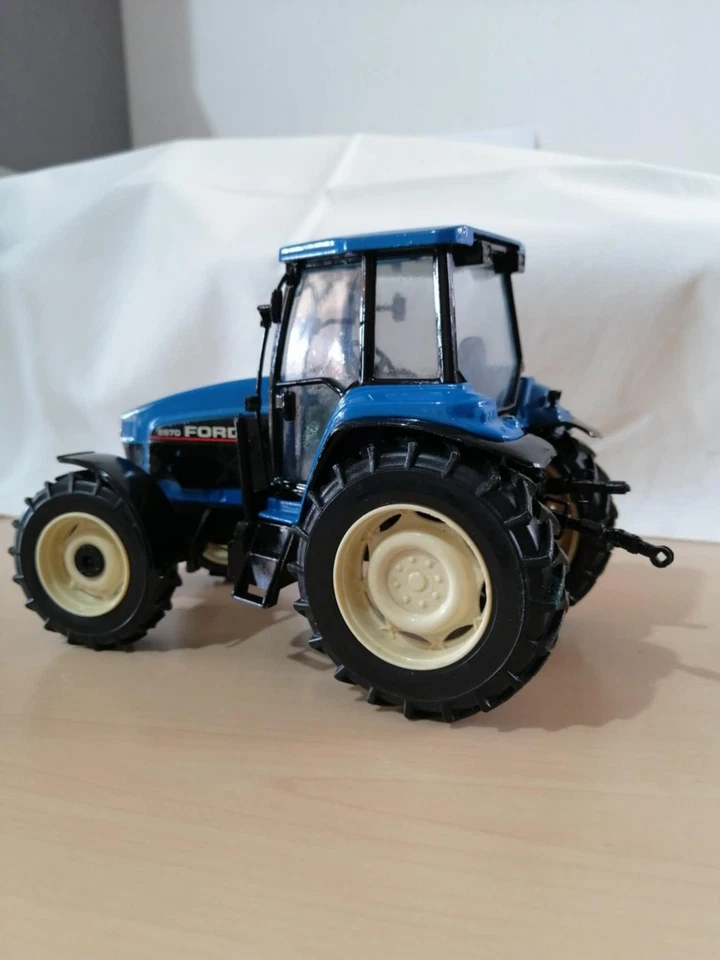 ROS 30136 TRATTORE Ford - NH 8970 TA Powers - 4WD (1995 - 1998)  1:32 Modellino - Immagine 4 di 4