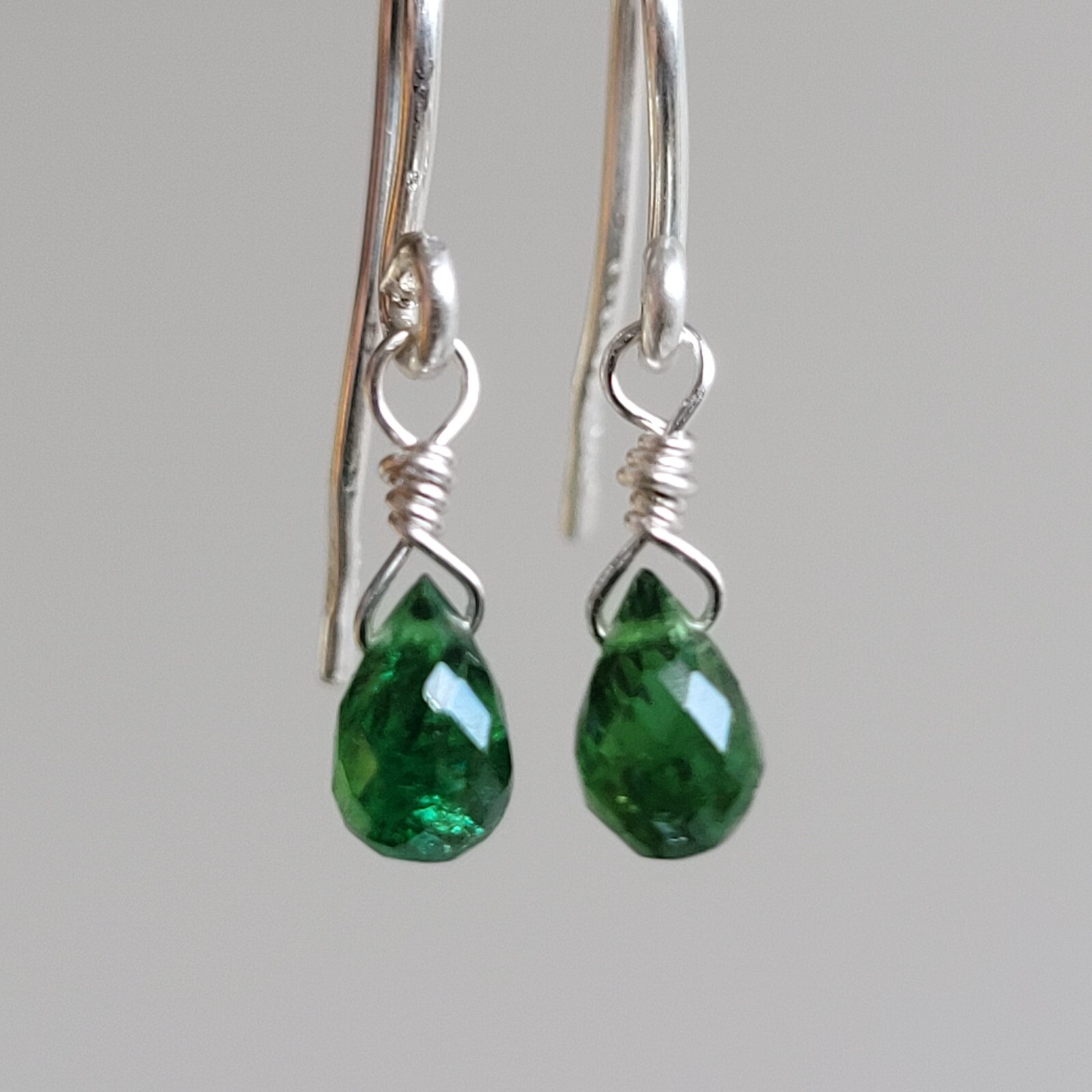 Boucles d'oreilles argent et grenat tsavorite fait main, le cadeau d'anniversaire idéal