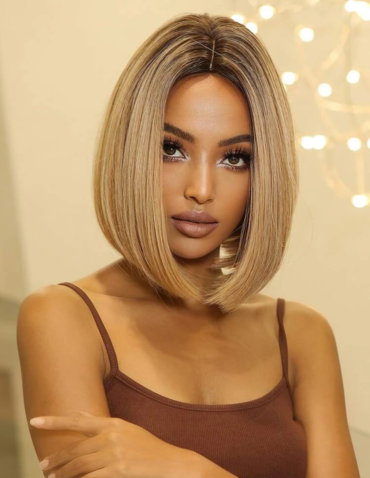 Perruque synthétique 30cm blonde dorée à mémoire de forme pour un volume durable