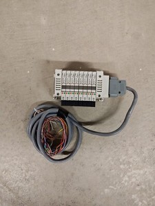 SMC VV5Q11-08C6FS2 8 STATION PNUEMATIC AIR MANIFOLD BASE W/SOLENOID/VALVE