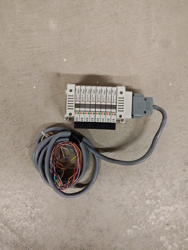 SMC VV5Q11-08C6FS2 8 STATION PNUEMATIC AIR MANIFOLD BASE W/SOLENOID/VALVE