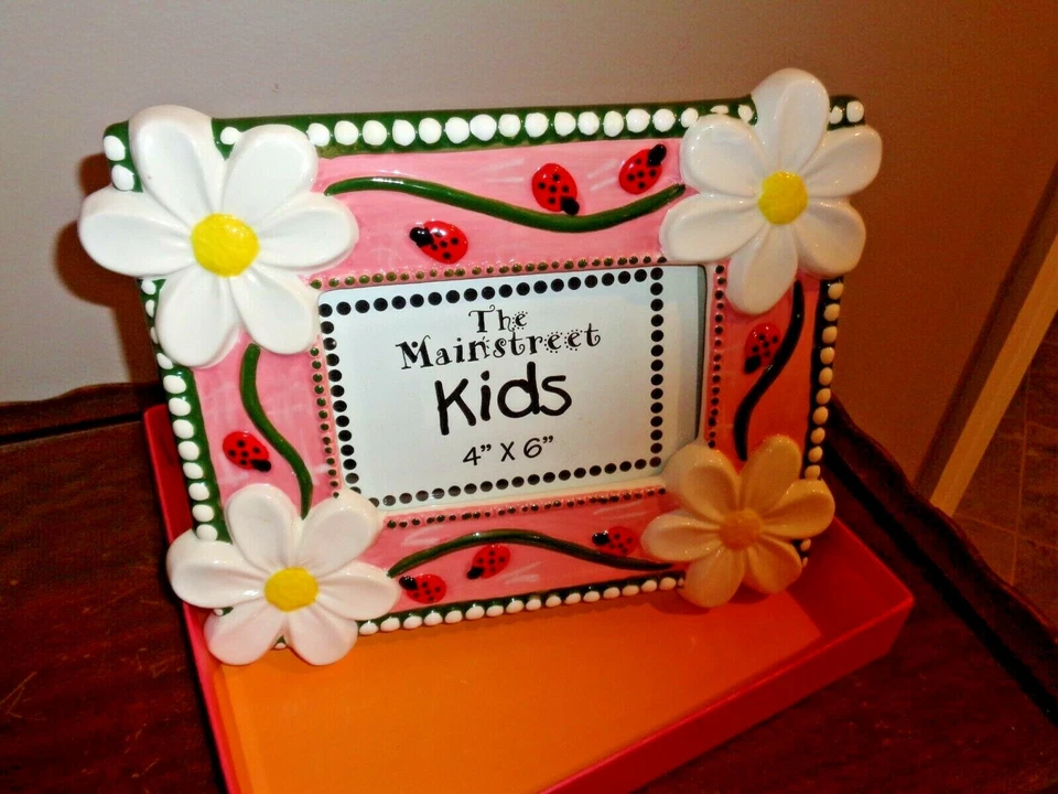 Marco de fotos de porcelana rosa Mainstreet para niños con flor de margarita para fotos de 4 x6 Foto 2 de 4