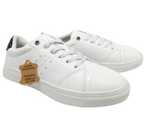 Paire de baskets blanche en cuir et désignée à Paris pour femme.