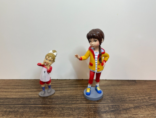Lote de 2 elegantes figuras de plástico Nancy Grace y Rhonda tapas de pastel béisbol - Imagen 1 de 5