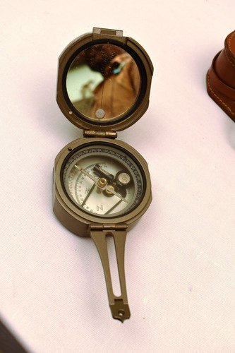 Boussole Militaire Vintage AV Avec étui Cuir Ceinture – Reproduction Ancienne, Gravée