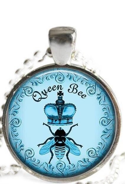 QUEEN BEE WORD CROWN pendant 18