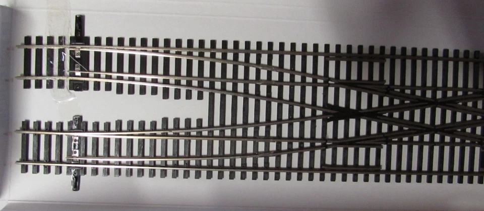 WALTHERS NICKLE/SILVER #6 DOUBLE CROSSOVER CODE 83 HO SCALE (LOT 265) - Image 3 of 4