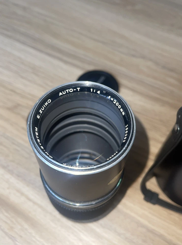 OLYMPUS OM-SYSTEM ZUIKO MC AUTO-T F=1:4 200MM LENS With case and filter - image 3 of 4