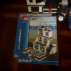 LEGO CITY: Police Headquarters (7744) W/INSTRUCTIONAL MANUAL 100% COMPLETE