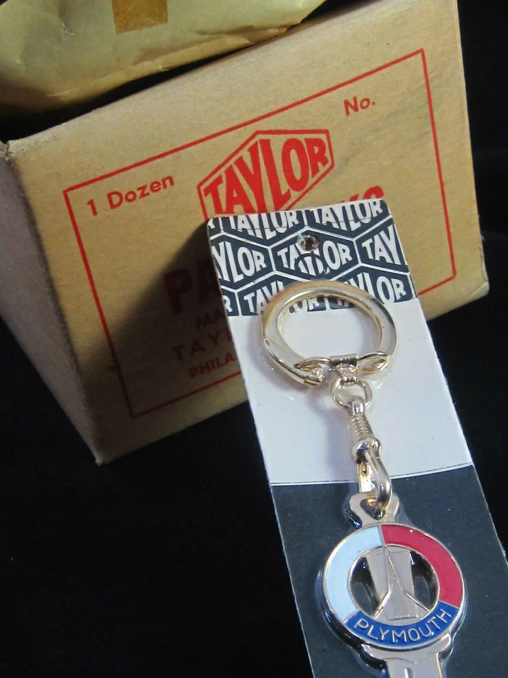 PLYMOUTH LLAVE DE ESCUDO DE LA ERA ESPACIAL 1956-1967 COMO NUEVO Vintage Fury Satellite GTX Belvedere Foto 3 de 4