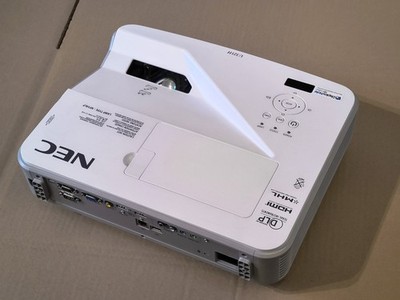NEC NP-U321H Ultrakurzdistanzbeamer FullHD DLP 3200 Ansi 10000:1 NEUE LAMPE