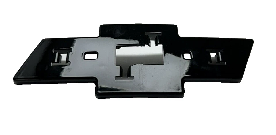 84237875 GM 2019-2022 Chevrolet Blazer adaptador placa emblema parrilla delantera negra Foto 3 de 4