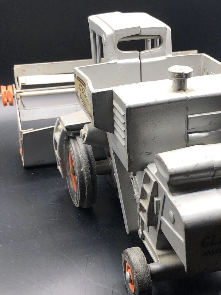 ERTL 1/32 Scale ALLIS CHALMERS Gleaner L3 Combine Die Cast Farm Toy - Image 4 of 4