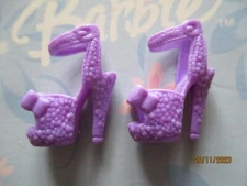 BARBIE DOLL / PAIR OF SHOES: BOOTS, PUMPS ....... (1768)