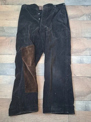 Un pantalon ancien velours côtelé avec une réparation. - Photo 1/4