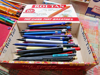 VINTAGE LOT OF 100 PLASTIC ADV/NON PLASTIC MECHANICAL PENCILS W/CIGAR BOX !!