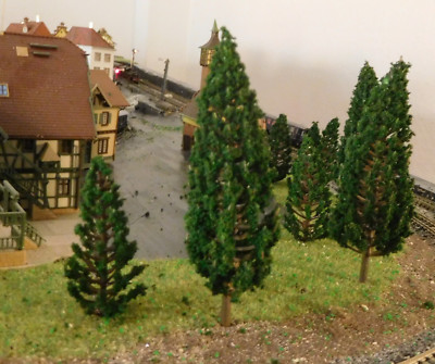 20 dunkelgrüne Tannen, Nadelbäume, je 10 Stück 78 und 110 mm hoch