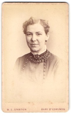 Fotografie W. S. Spanton, Bury St. Edmunds, 16, Abbey Gate Street, Junge Dame m 
