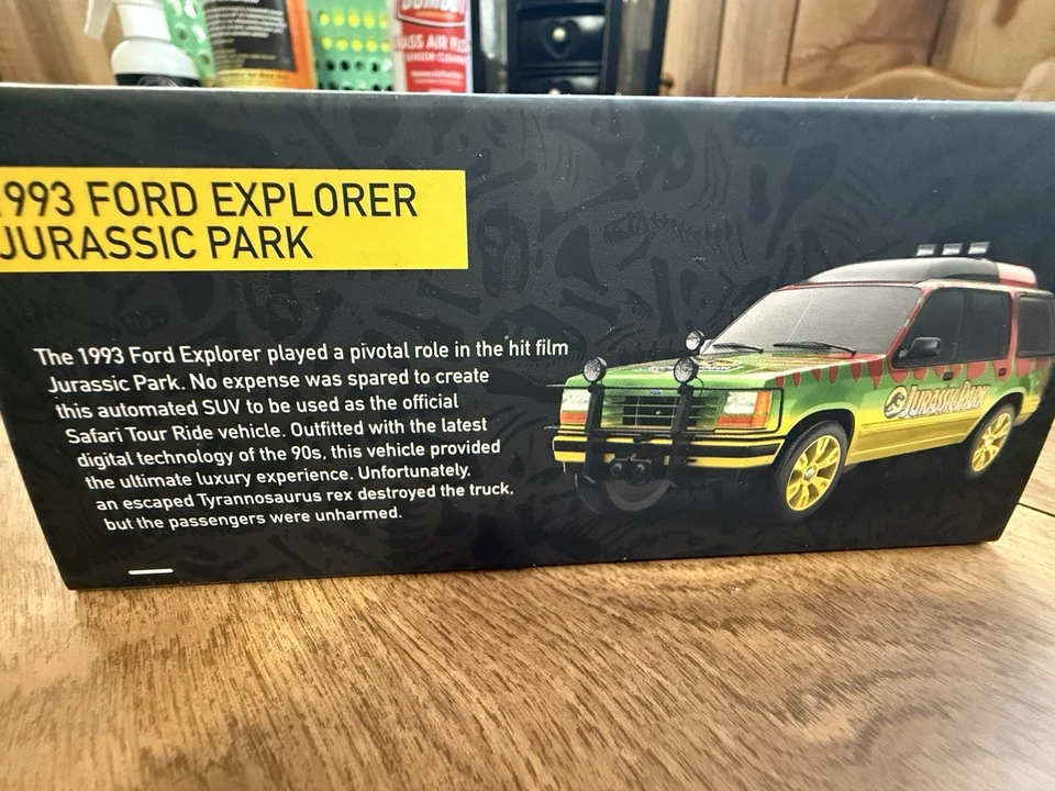 Matchbox GRJ33 1 64 Die Cast Jurassic Park 1993 Ford Explorer w/Display Case - Image 4 of 4
