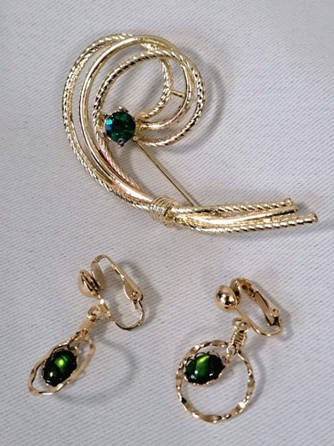 VTG Gold Tone and Faux Emerald Brooch and Clip On Dangle Earrings - Afbeelding 1 van 5