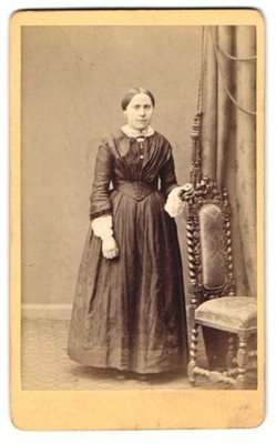 Fotografie Wilhelm Ernst, Hannover, Dame im dunklen Kleid mit Halskette und Rüs 