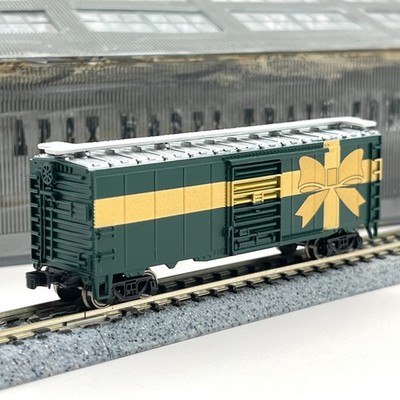 Bachmann N Scale Christmas Present with Bow Graphic 40ft Standard Boxcar Green
