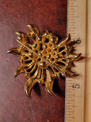 Unique Crown Trifari Gold Tone and Clear Rhinestone Flower Brooch - Picture 14 of 15