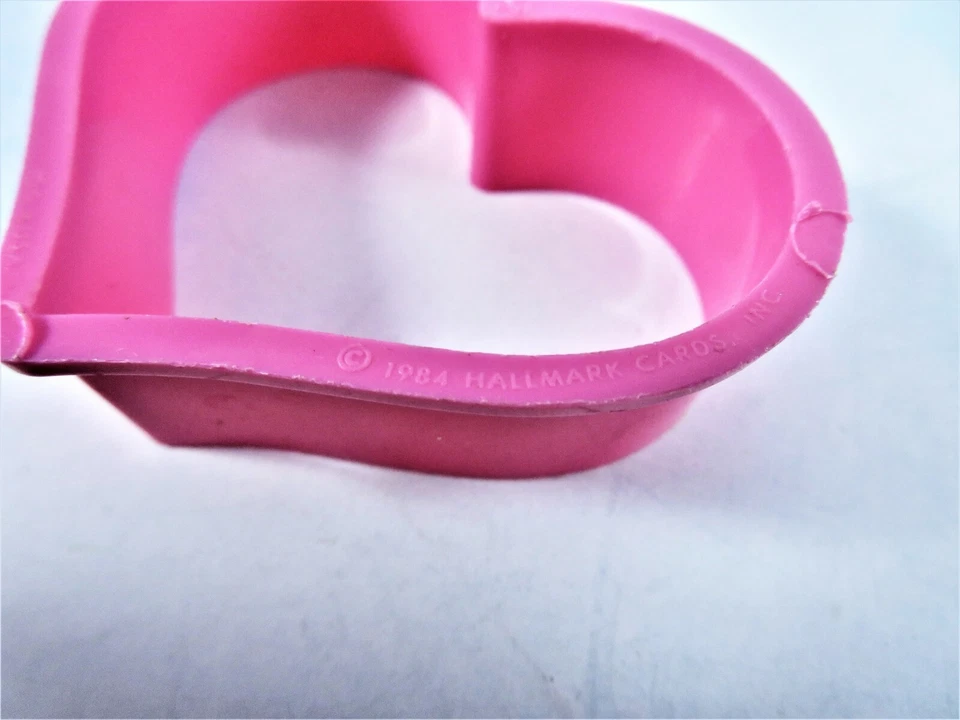 Cortadores de galletas de plástico corazones lote mixto de 3 temas de San Valentín vintage 1984 Foto 4 de 4