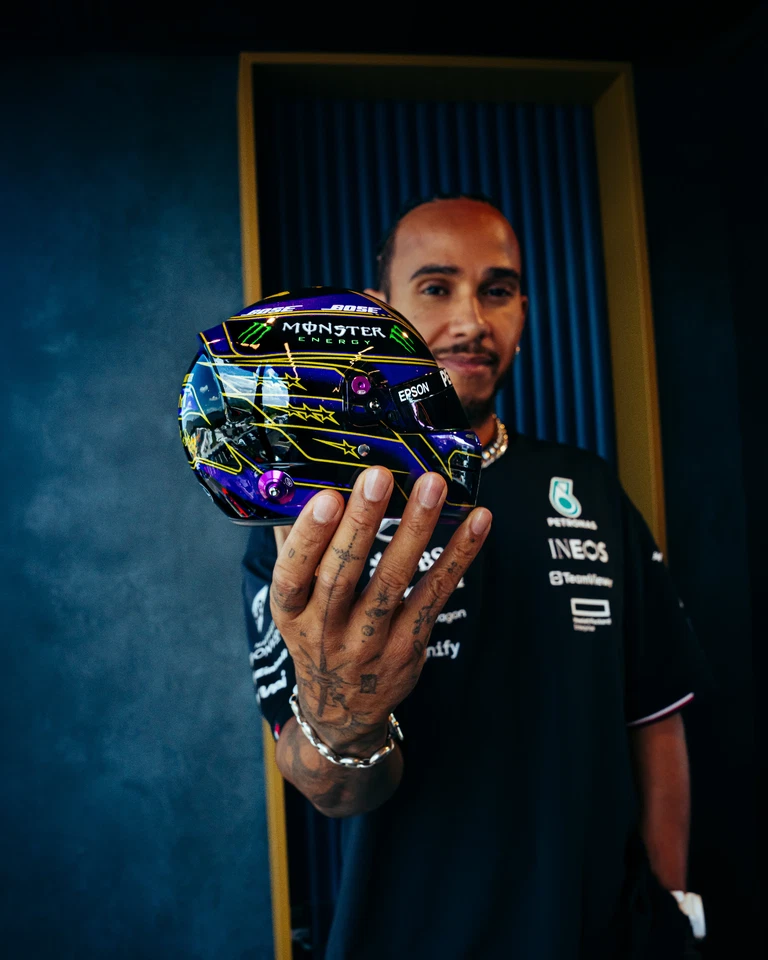 LEWIS HAMILTON ABU DHABI 2020 MINI BELL HELMET 1:2 - Image 3 of 4