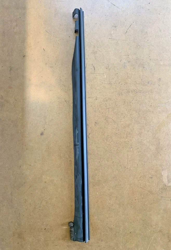 Внутреннее уплотнение уплотнительной полоски переднего левого окна для Land Rover Range Rover 1995-2002 годов выпуска от оригинального производителя - Изображение 3 из 4