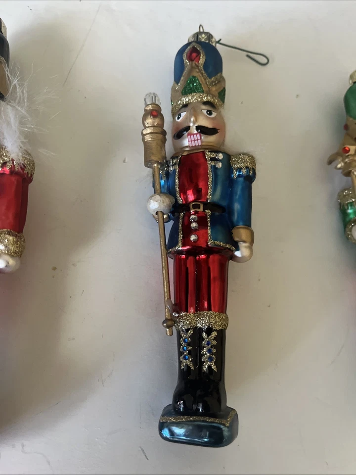 Juego de 3 adornos navideños de vidrio cascanueces Raz Imports. Foto 3 de 4