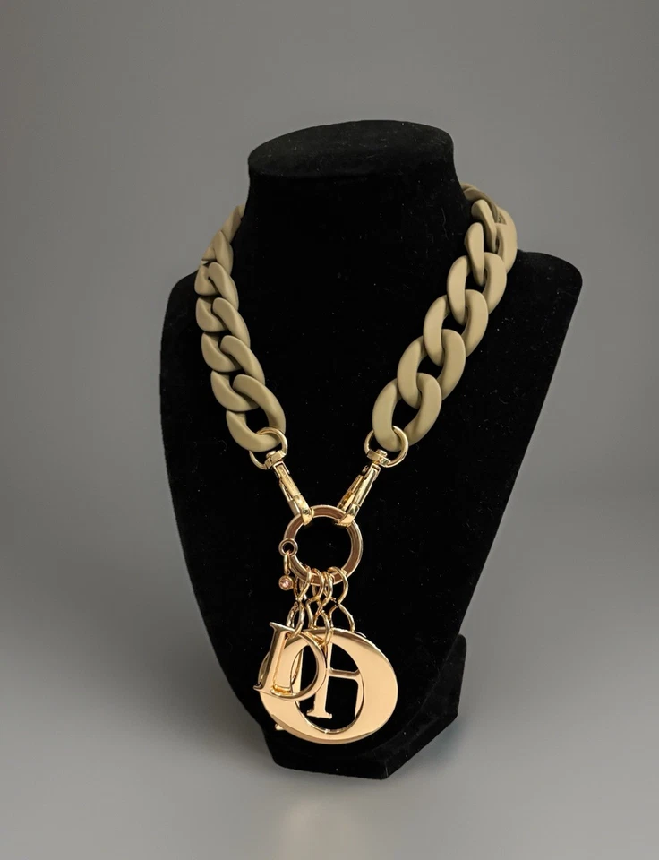 NUEVO Christian Dior Novedad Dijes Letras Doradas Sin Marca Gris Mate Cadena Foto 4 de 4