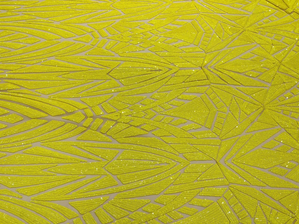 Tela de lentejuelas de diseño geométrico amarillo en malla malla elástica en 4 vías encaje por yarda Foto 4 de 4