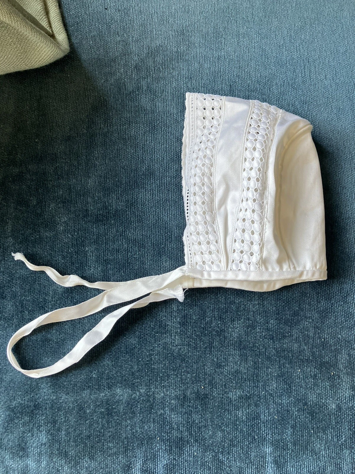 VINTAGE GIRLS WHITE BABY BONNET HAT SIZE newborn with ribbon ties