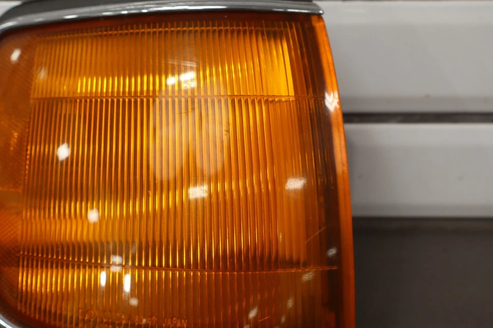 Luz de señal de giro montada en el guardabarros del pasajero derecho Toyota LandCruiser 1991-1998 Foto 3 de 4
