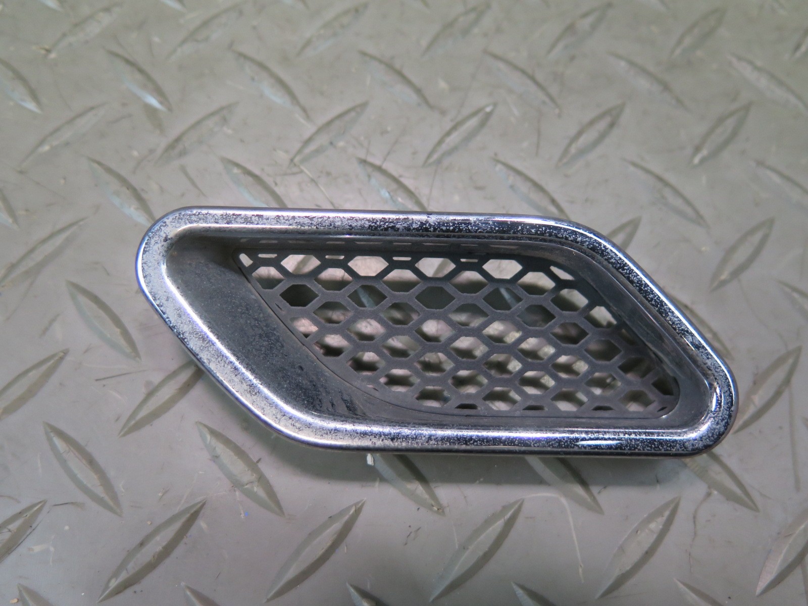 08-19 MASERATI GRANTURISMO M145 FRONT LEFT FENDER VENT TRIM GRILLE SET OF 3
