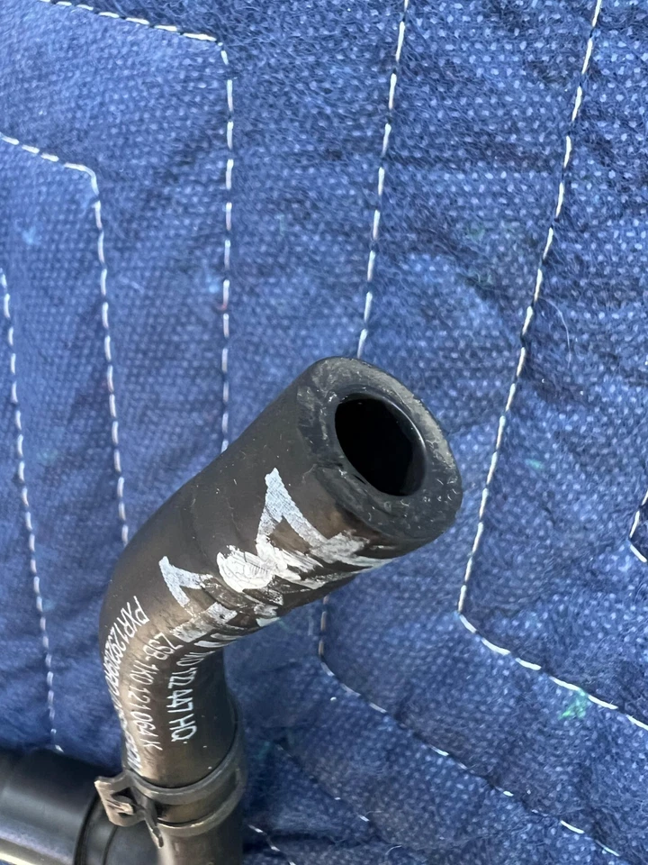 Manguera de desbordamiento de refrigerante del motor VW OEM 1K0122447HQ Volkswagen Jetta MK6 Foto 2 de 4