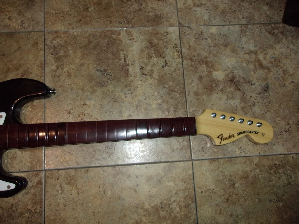 NINTENDO WII LOT 2 WIRELESS GUITARS FENDER DONGLES ROCK BAND GAME LOT RB2 BEATLE - Image 4 of 4