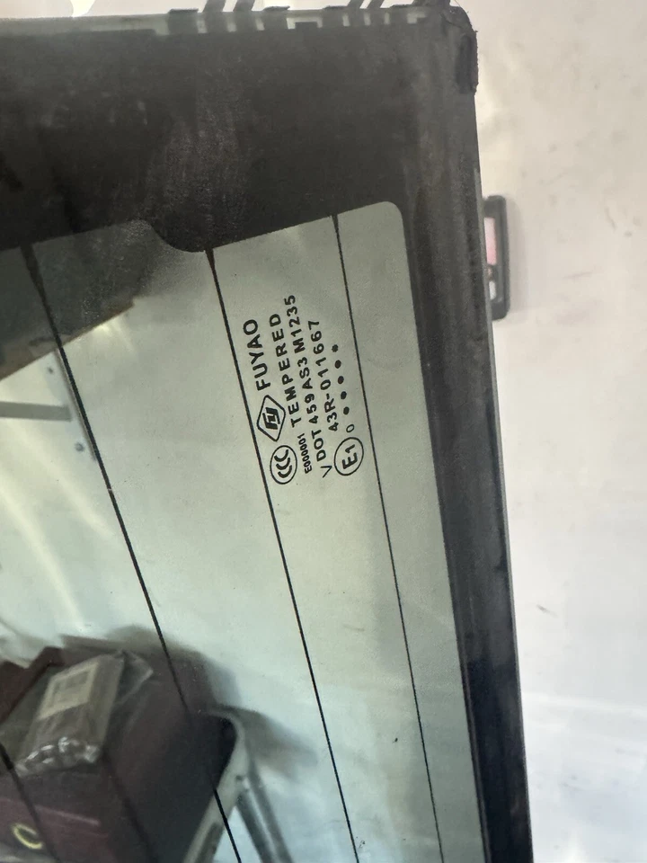 Controle deslizante de vidro traseiro Chevrolet Silverado 2500HD 3500HD 2015. Tingido e descongelado - Imagem 3 de 3