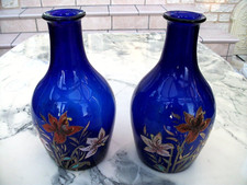 PAIRE DE VASES CARAFES VERRE SOUFFLE BLEU NUIT-DECOR FLORAL EMAILLE-DLG LEGRAS