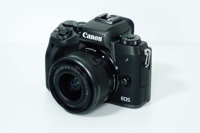 Canon EOS M5 Mirrorless Digital Camera 24.2MP + EF-M 15-45mm IS STM Kit Bag
