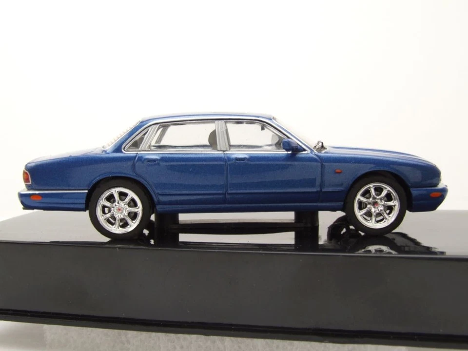 Jaguar XJ8 X308 RHD 1998 blau metallic Modellauto 1:43 ixo models - Bild 4 von 4