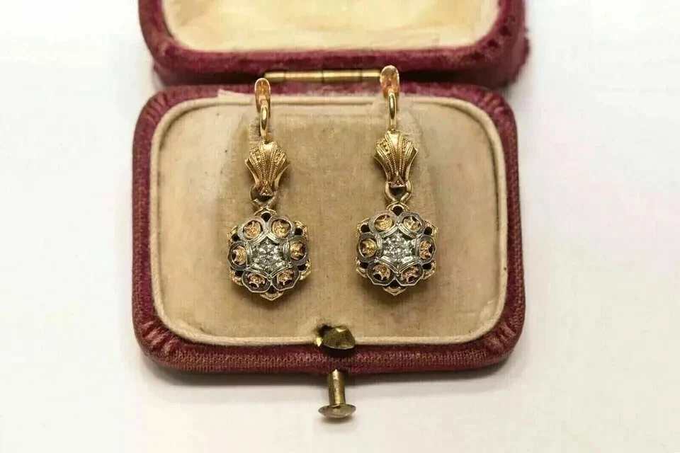 Brincos de casamento estilo art déco redondos criados em laboratório com acabamento em ouro amarelo 14K - Imagem 2 de 4