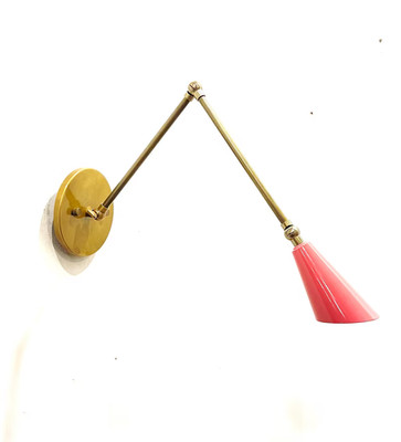 Stilnovo Messing Wandleuchte: Mid Century Modern Leselampe, rosa Schirm