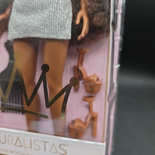 Naturalistas Paige bambola capelli castani testurizzati posabile modello di ruolo STEM - Foto 5 di 9