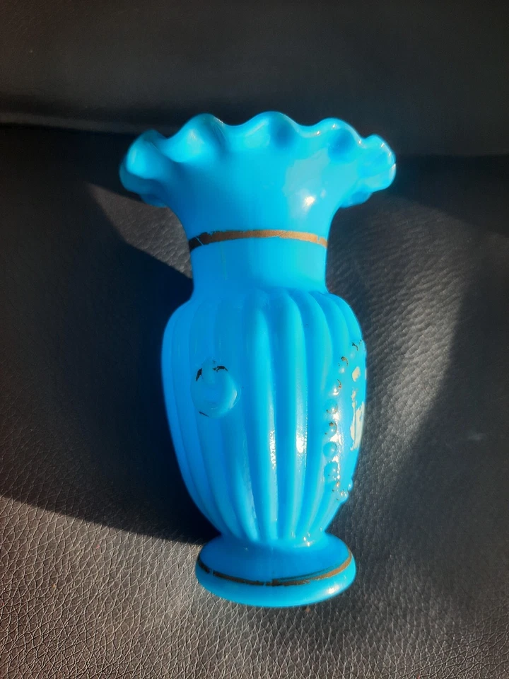PETIT VASE ANCIEN EN OPALINE BLEUE AVEC DORURE - Photo 2/4