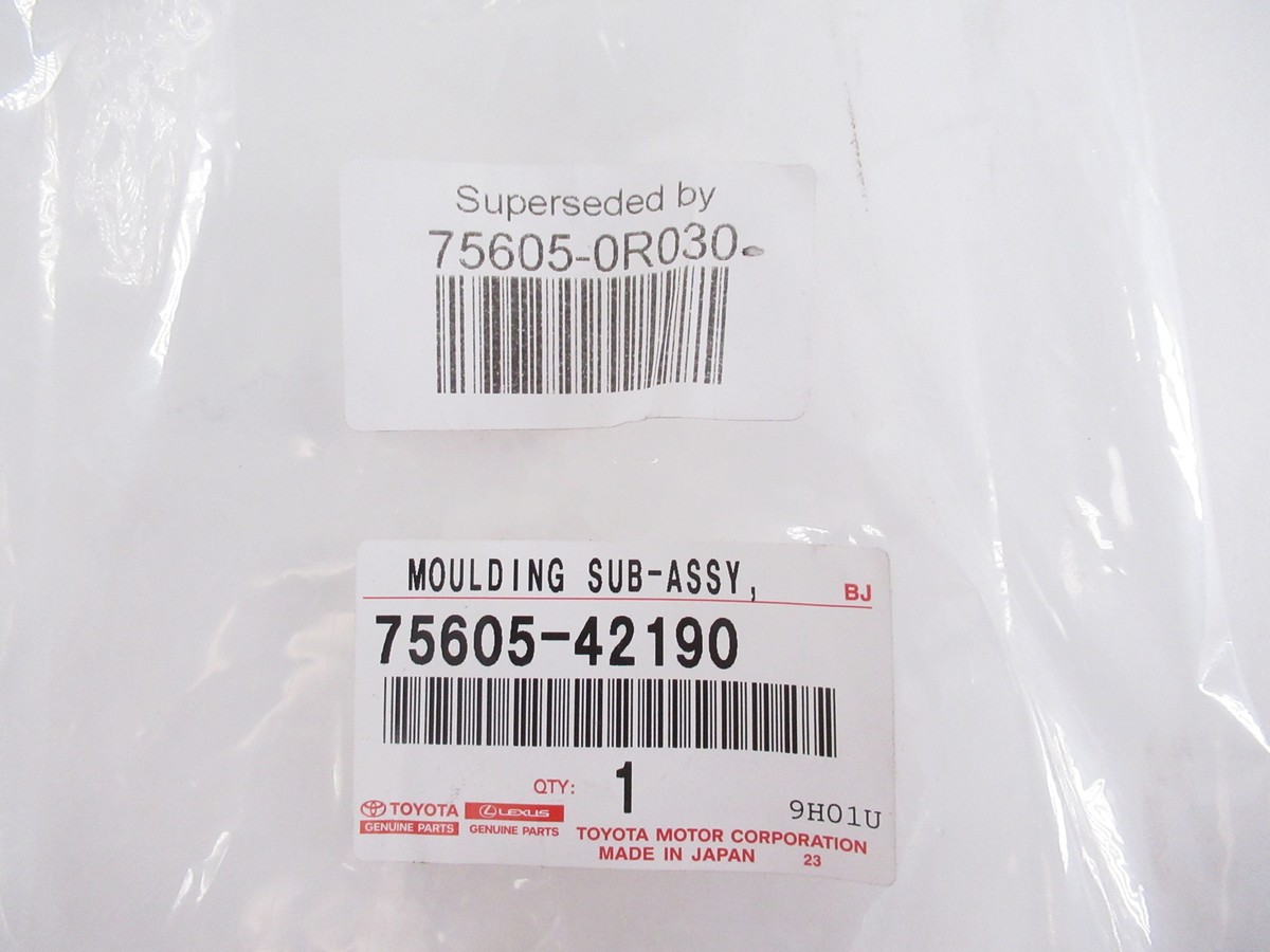 Genuine OEM Toyota 75605-0R030 Passenger Rear Wheel Opening