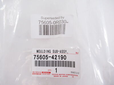 マットページ Genuine OEM Toyota 75605-0R030 Passenger Rear Wheel Opening